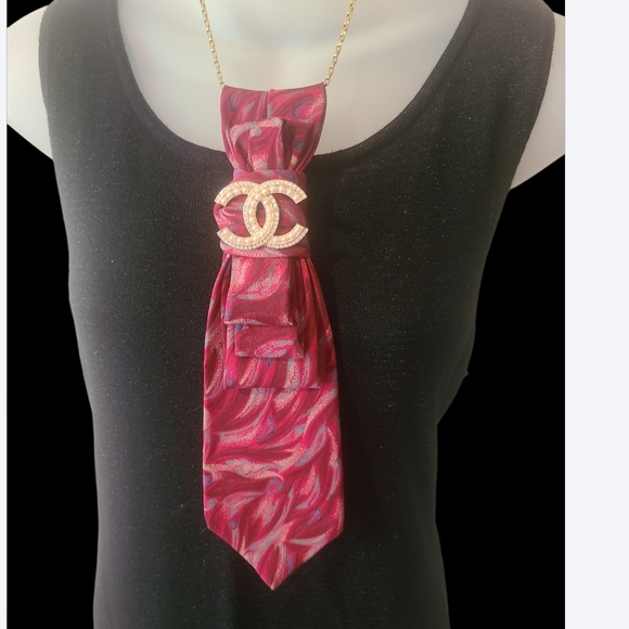 Paul Rodon Chic Gold and Red Necktie Necklace With Logo Brooch - Picture 1 of 5